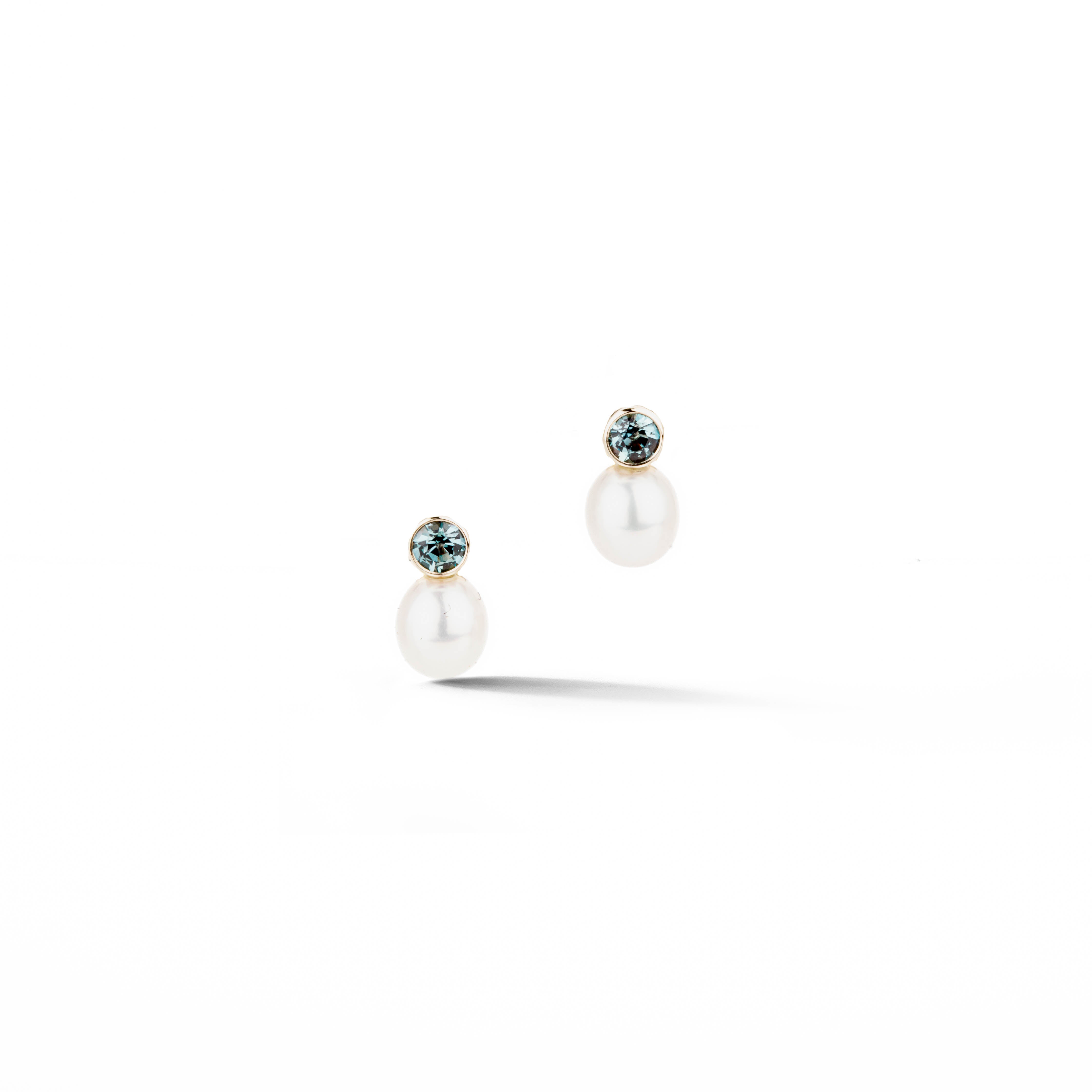 14k yellow gold stud earrings featuring bezel-set color-change alexandrites and oval freshwater pearls