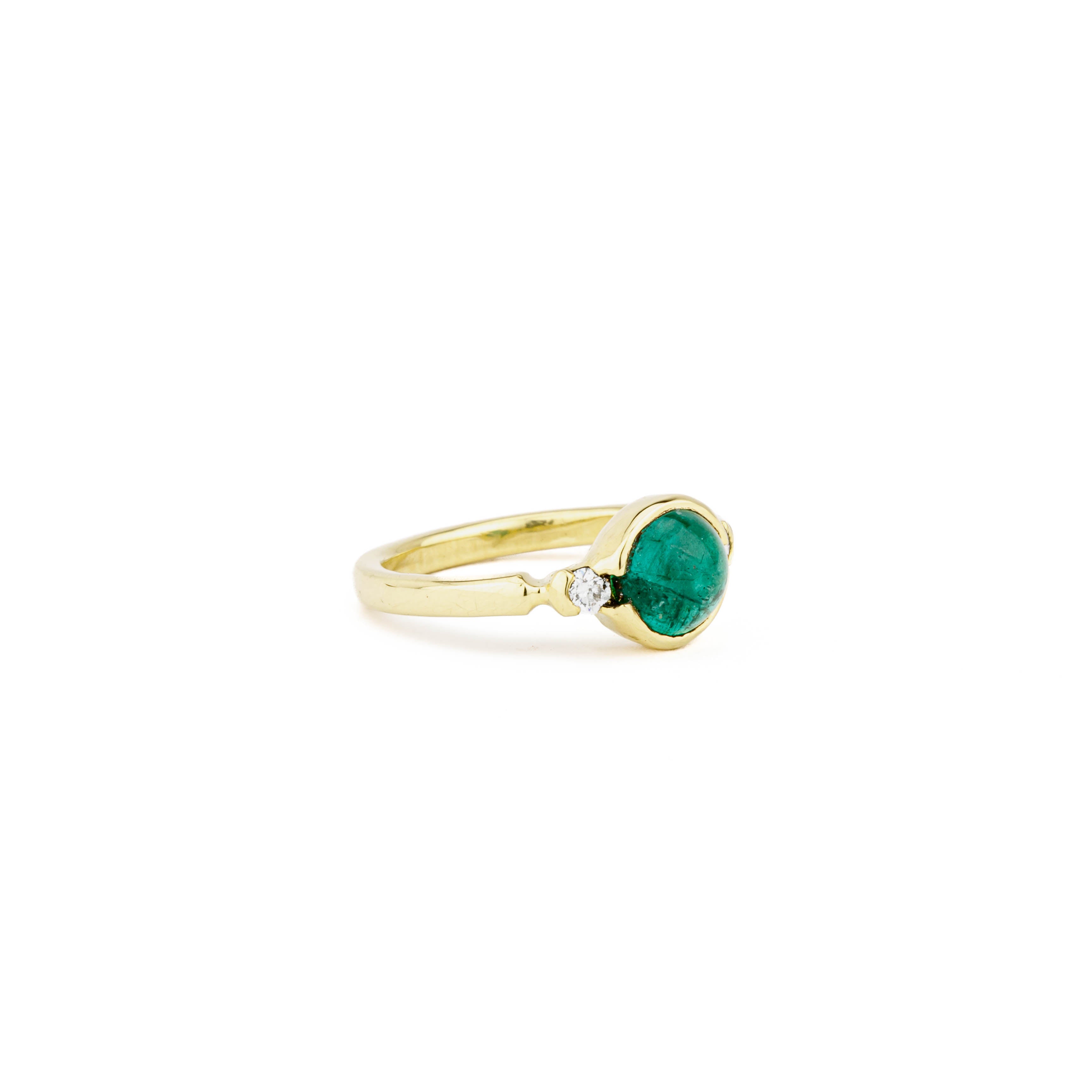 18k yellow gold ring with 1.51ct round cabochon emerald in a bezel setting, flanked by two round diamonds, size 6.25