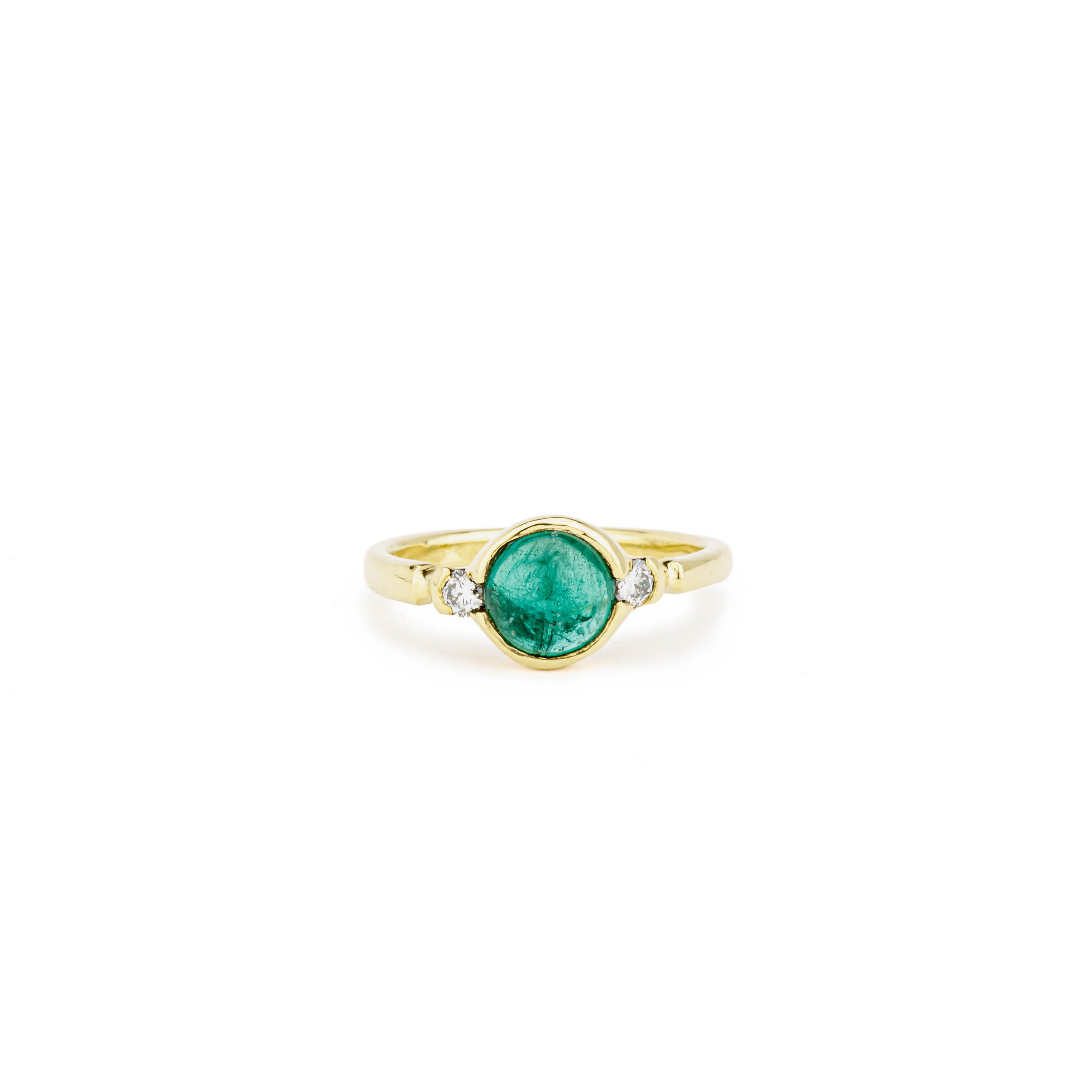 18k yellow gold ring with 1.51ct round cabochon emerald in a bezel setting, flanked by two round diamonds, size 6.25