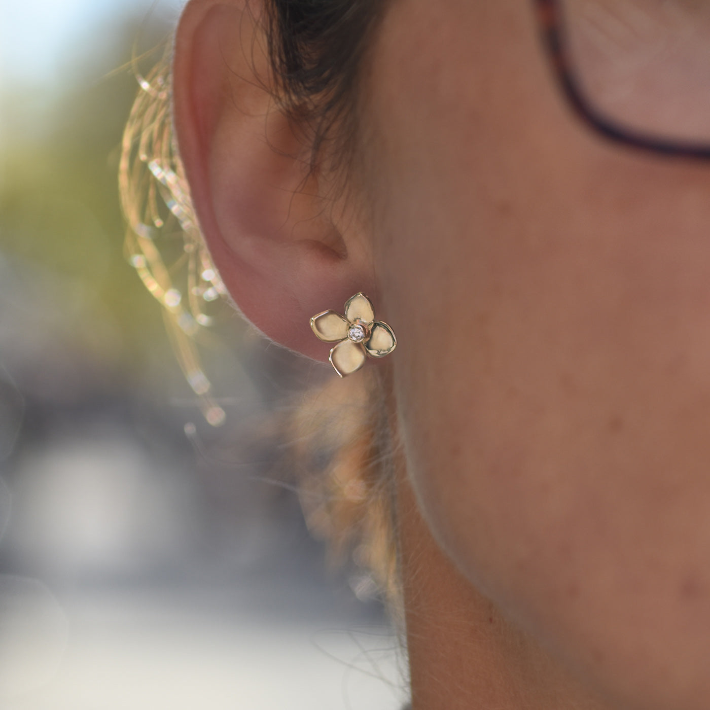 14k yellow gold flower stud earrings with diamond centers 